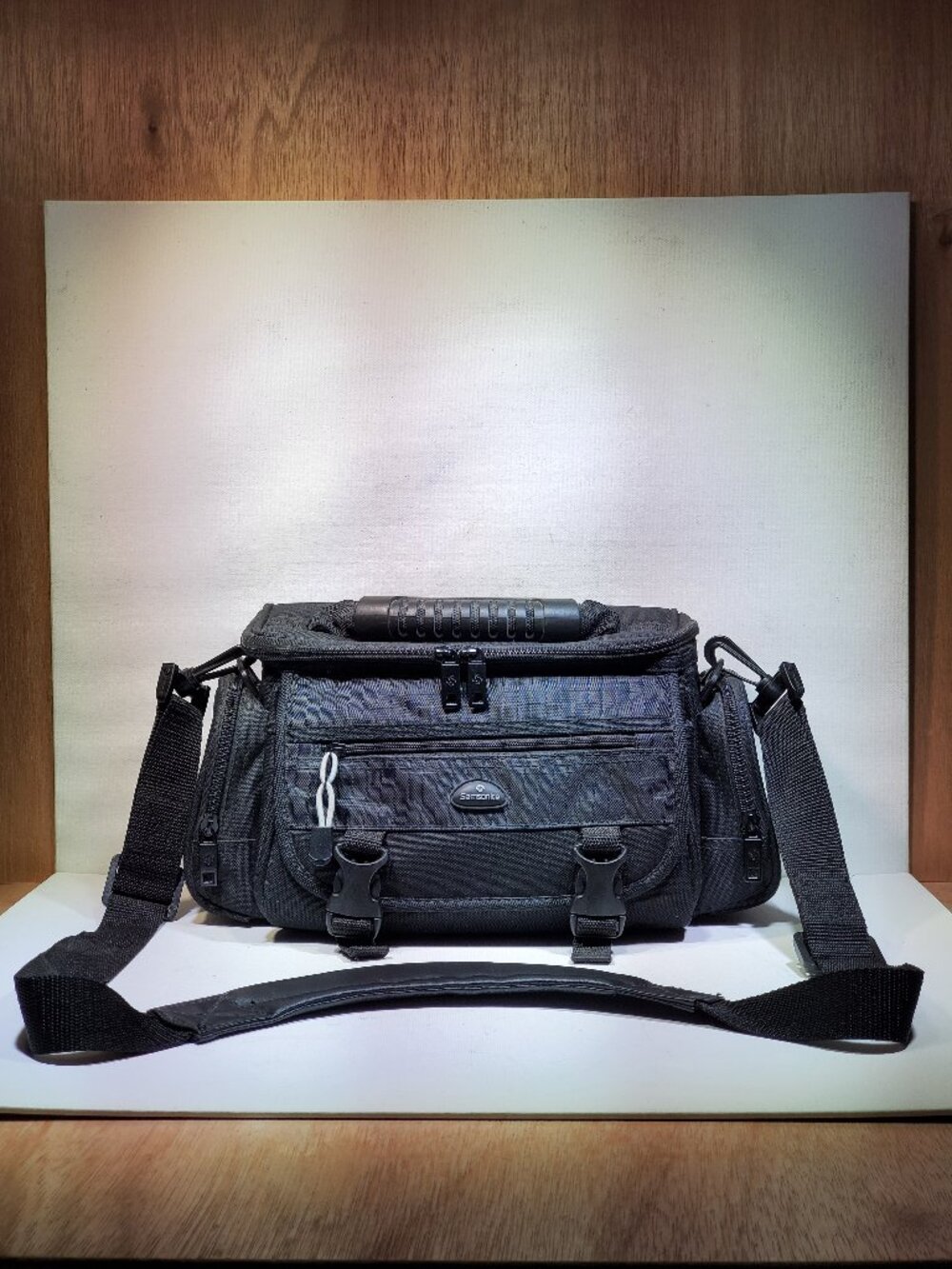 VINTAGE SAMSONITE BLACK FIVE POCKET CAMERA CASE WITH 55 INCH SHOULER STRAP